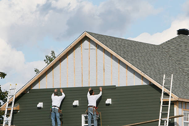 Professional Siding technician working in Uniontown, OH